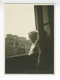 photographie de Maria Van Rysselberghe, accoudée à une fenêtre, avril 1909